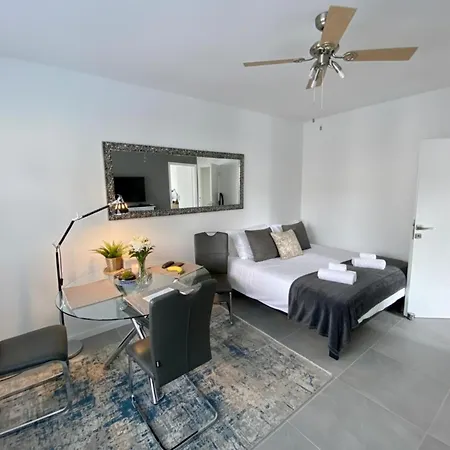 Caste Apartment, 1-4 Guests, Garage, Historical Downtown شقة براتسيلافا